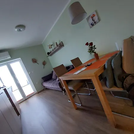 Apartma Nana شقة